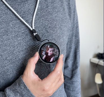 CyberBadge™ Smart Display Pin mit App-Steuerung
